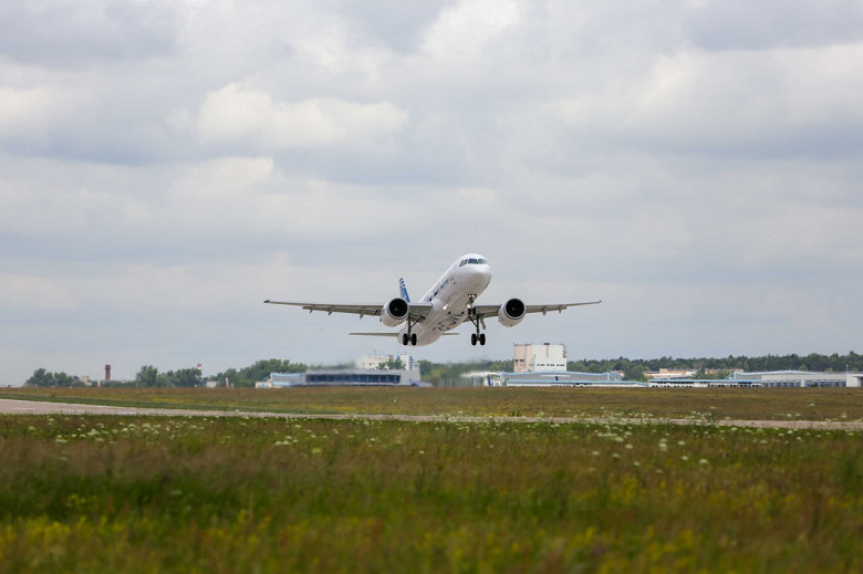 Российская замена Airbus и Boeing уже в небе: начались сертификационные испытания лайнера МС-21 с отечественными системами и двигателями ПД-14